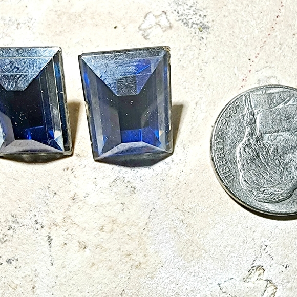 Rectangle dark blue back faceted post geometric earrings - Picture 4 of 7
